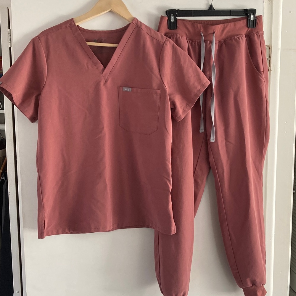 Figs Women's Scrub Set in Mauve